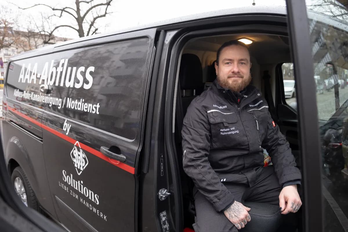 Notdienst-Techniker trifft beim Kunden ein, um einen Wasserschaden zu begrenzen